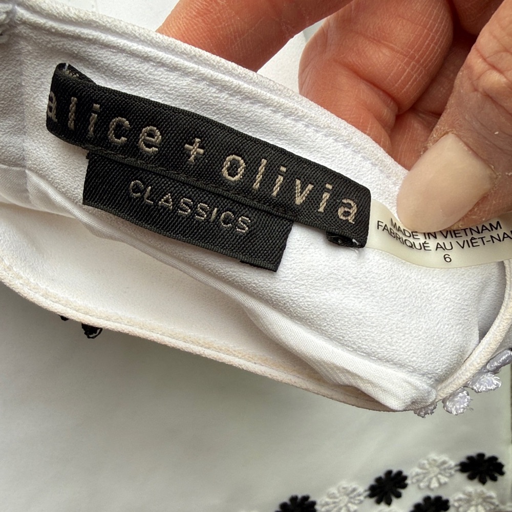 Alice + Olivia Classics White Sleeveless Shift with 3-D Flower Trim Size 6 - Picture 2 of 16